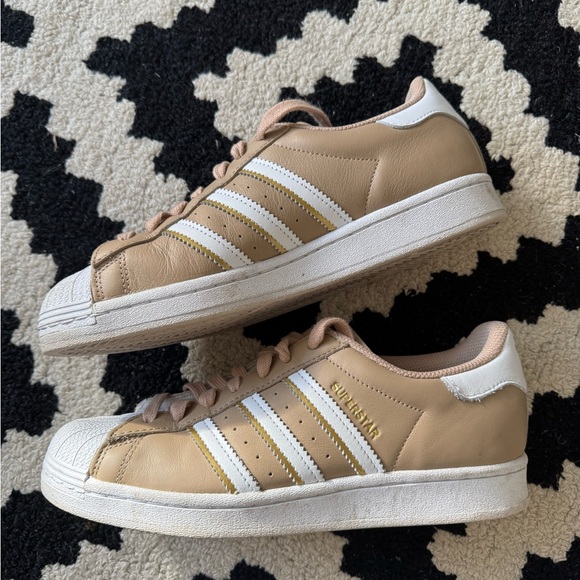 Adidas Superstar size 9 with minimal wear. - Picture 6 of 9